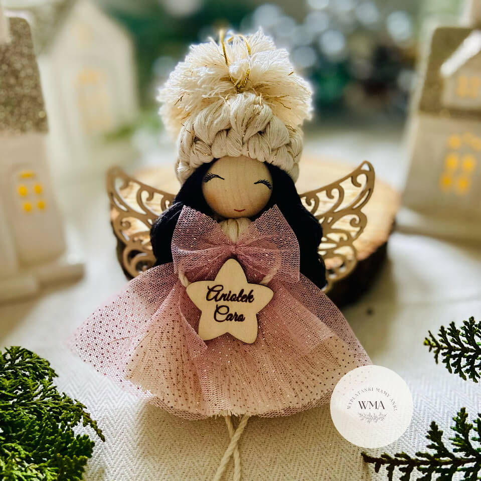 Różowy aniołek z makramy z czarnymi włosami i personalizowaną drewnianą gwiazdką z imieniem - handmade prezent dla dziecka WMA