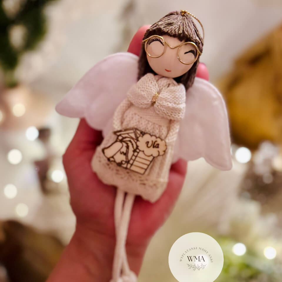 Różowy aniołek z makramy w złotych okularach, trzymający personalizowaną drewnianą zawieszką z pieskiem i imieniem – niepowtarzalny handmade prezent WMA