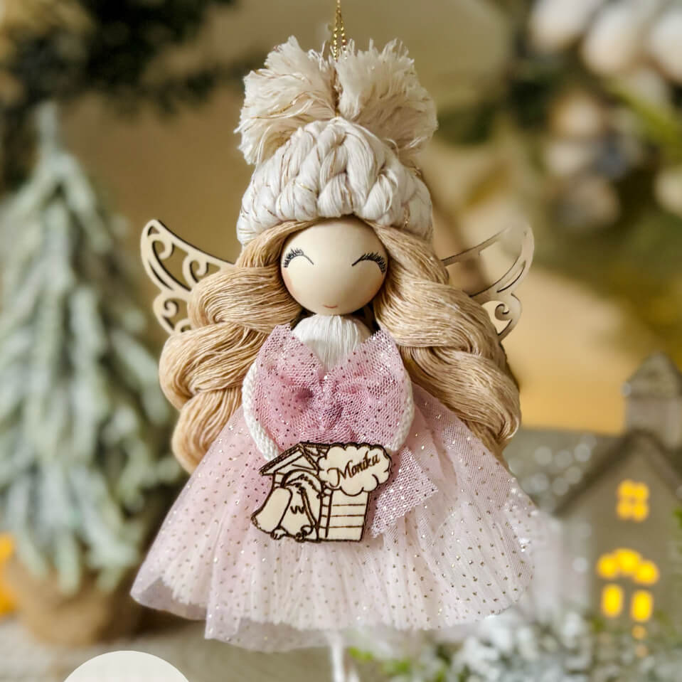 Różowy aniołek z makramy z personalizowaną drewnianą zawieszką z pieskiem i imieniem - niepowtarzalny handmade prezent WMA