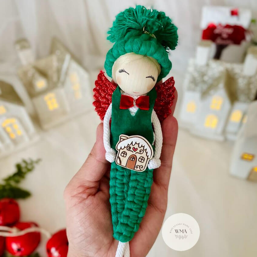 Zielony aniołek z makramy z czerwonymi skrzydłami i drewnianym piernikowym domkiem – handmade ozdoba świąteczna WMA