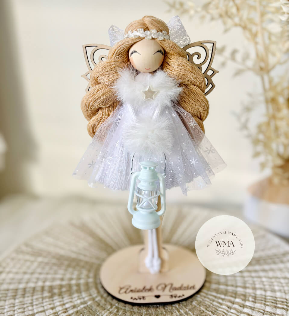 Ręcznie robiony aniołek na drewnianym stojaku z latarnią i personalizowaną podstawką – handmade prezent na komunię WMA