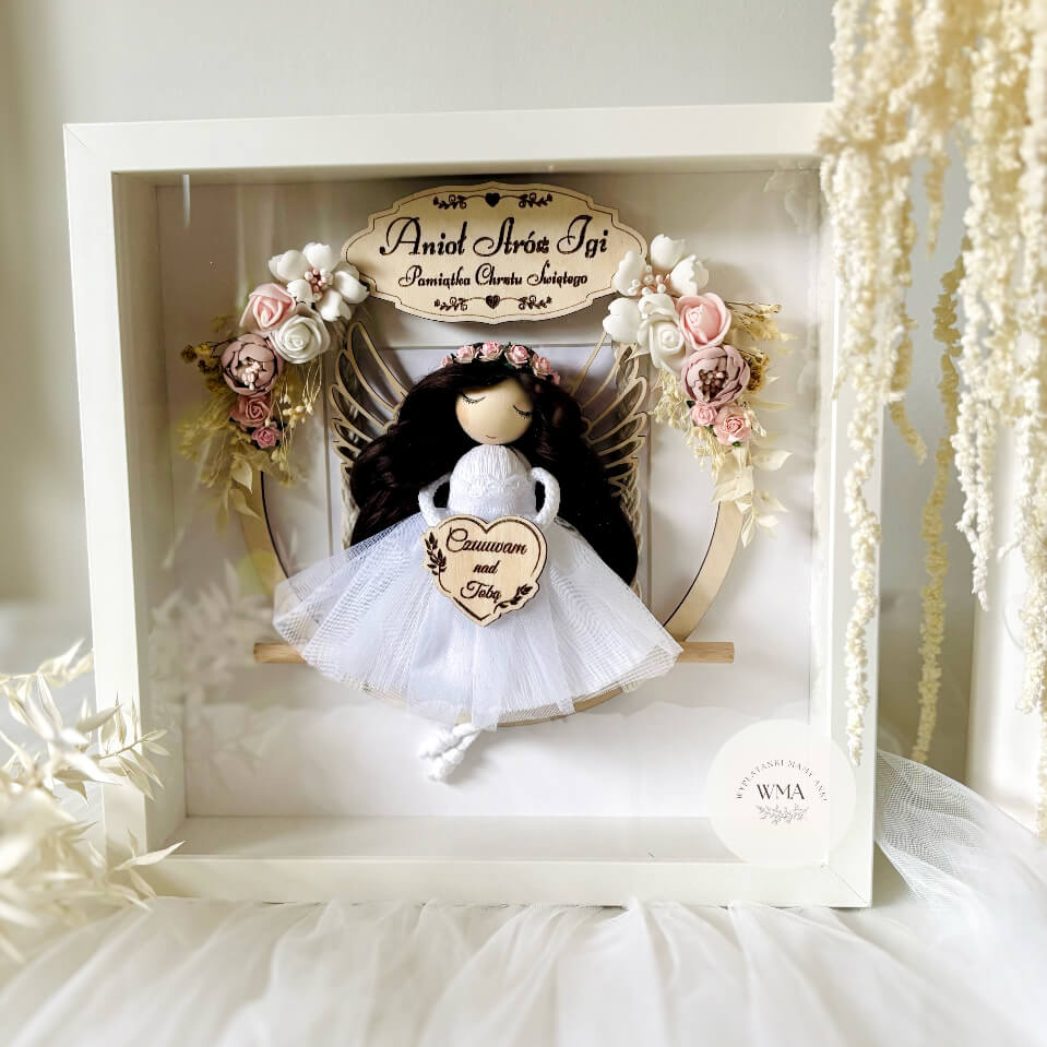 Aniołek z makramy z ciemnymi włosami w białej ramce z napisem Anioł Stróż – personalizowana pamiątka Chrztu Świętego handmade WMA