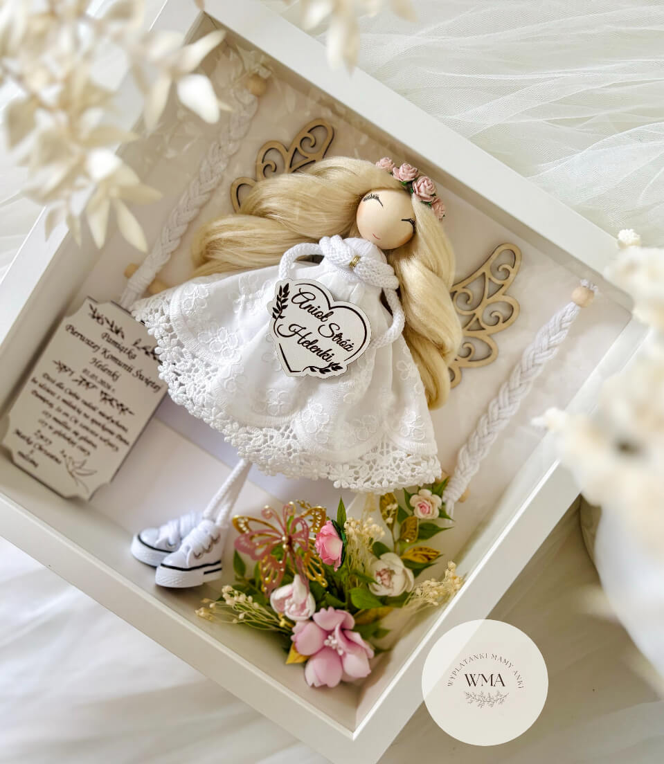 Blond aniołek z makramy w białej ramce shadow box z karteczką komunijną i kwiatami – pamiątka Pierwszej Komunii Świętej handmade WMA