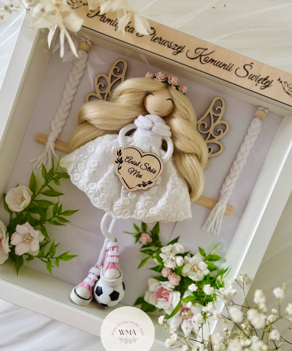 Aniołek z makramy w białej ramce z piłką nożną i kwiatami – personalizowana pamiątka Pierwszej Komunii dla miłośniczki piłki handmade WMA