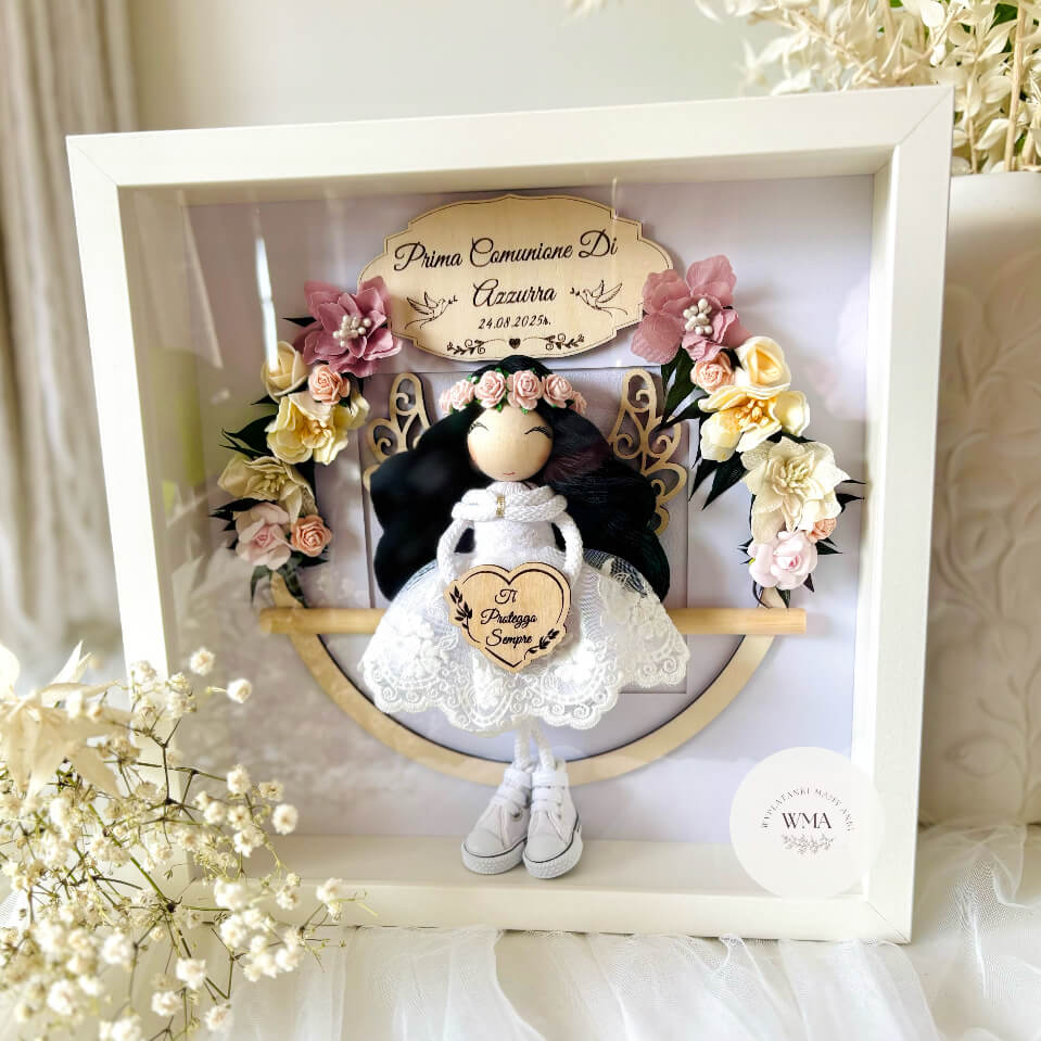 Aniołek z makramy w białej ramce shadow box z włoską dedykacją Prima Comunione i kwiatami – personalizowana pamiątka komunii handmade WMA