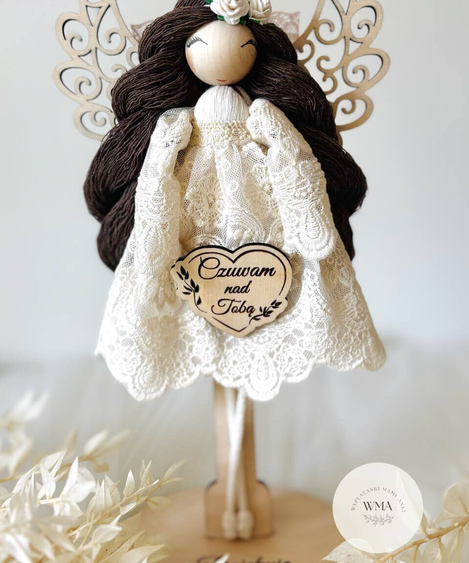 Biały aniołek na stojaku z ciemnymi włosami w koronkowej sukni z sercem Czuwam nad Tobą i podstawką Dziękuję – handmade prezent WMA