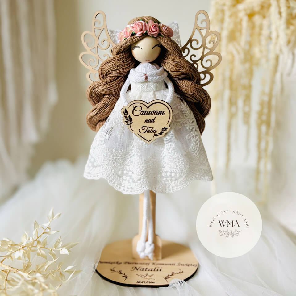 Biały aniołek komunijny na stojaku z różowym wiankiem róż i sercem Czuwam nad Tobą – personalizowana pamiątka Pierwszej Komunii handmade WMA