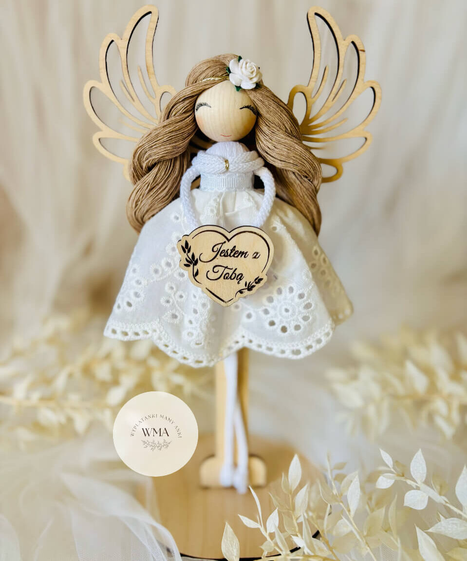 Biały aniołek na drewnianym stojaku w koronkowej sukni z sercem Jestem z Tobą – pamiątka Pierwszej Komunii handmade WMA
