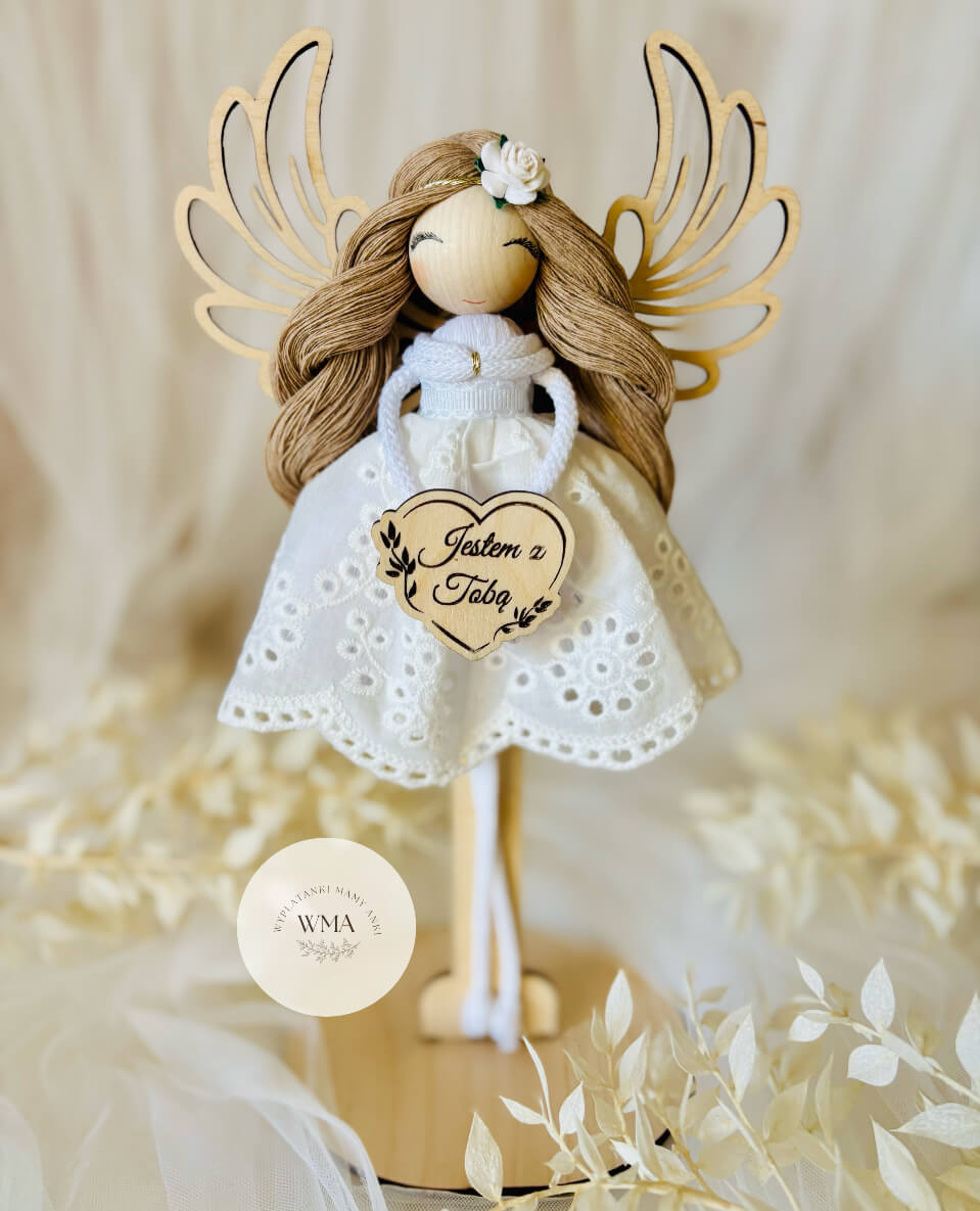 Biały aniołek na drewnianym stojaku w koronkowej sukni z sercem Jestem z Tobą – pamiątka Pierwszej Komunii handmade WMA