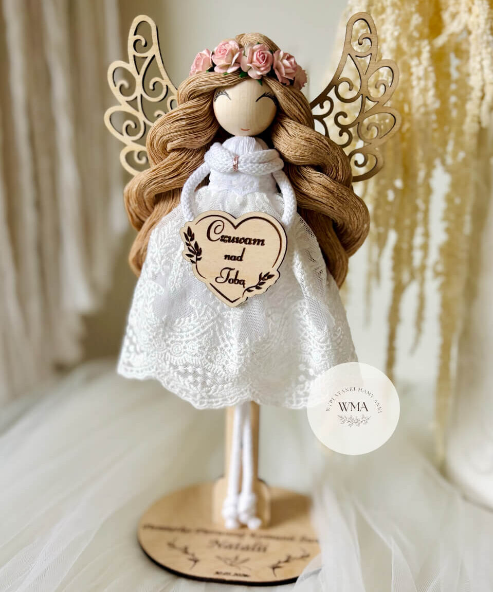 Biały aniołek komunijny na drewnianym stojaku w koronkowej sukni z różowym wiankiem – personalizowana pamiątka handmade na komunię WMA
