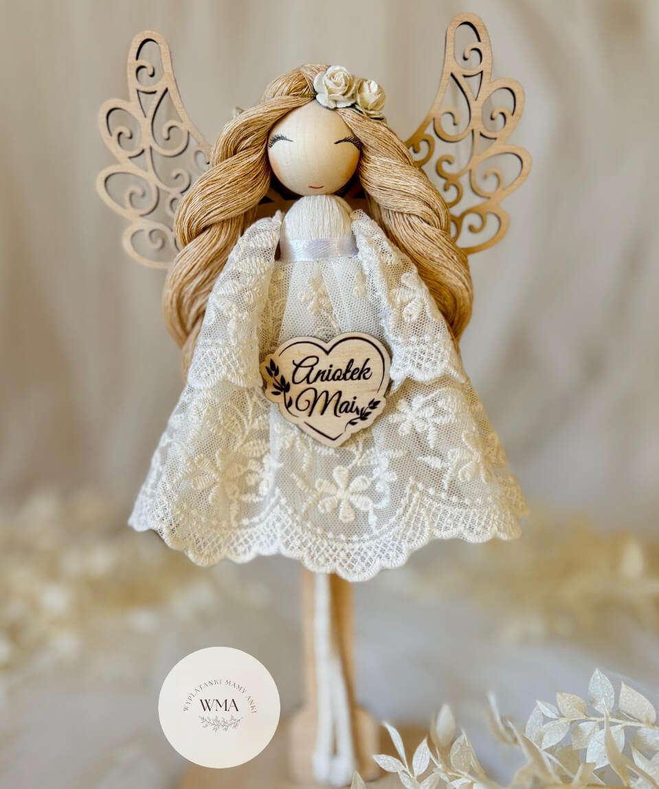 Kremowy aniołek na drewnianym stojaku w koronkowej sukni z personalizowanym sercem z imieniem – handmade pamiątka komunii WMA