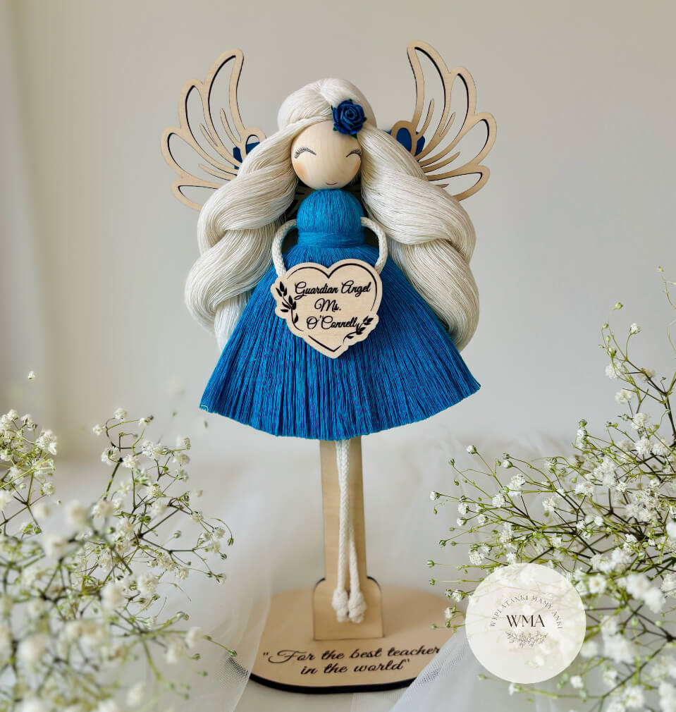 Niebieski aniołek z makramy na drewnianym stojaku z sercem Guardian Angel – wyjątkowy handmade prezent dla nauczyciela WMA