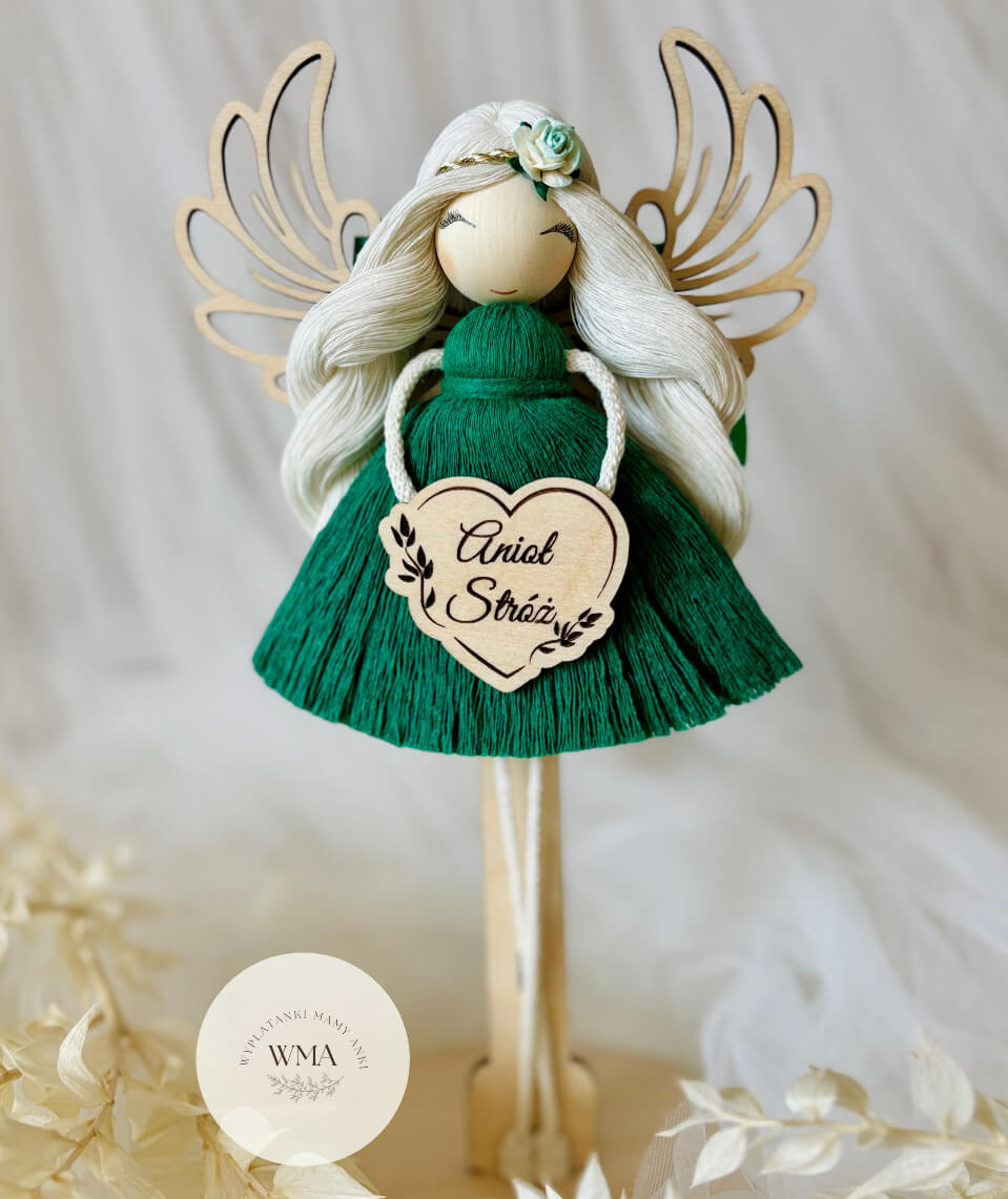 Zielony aniołek na drewnianym stojaku z srebrnymi włosami i sercem Anioł Stróż - handmade pamiątka komunii lub chrzcin WMA