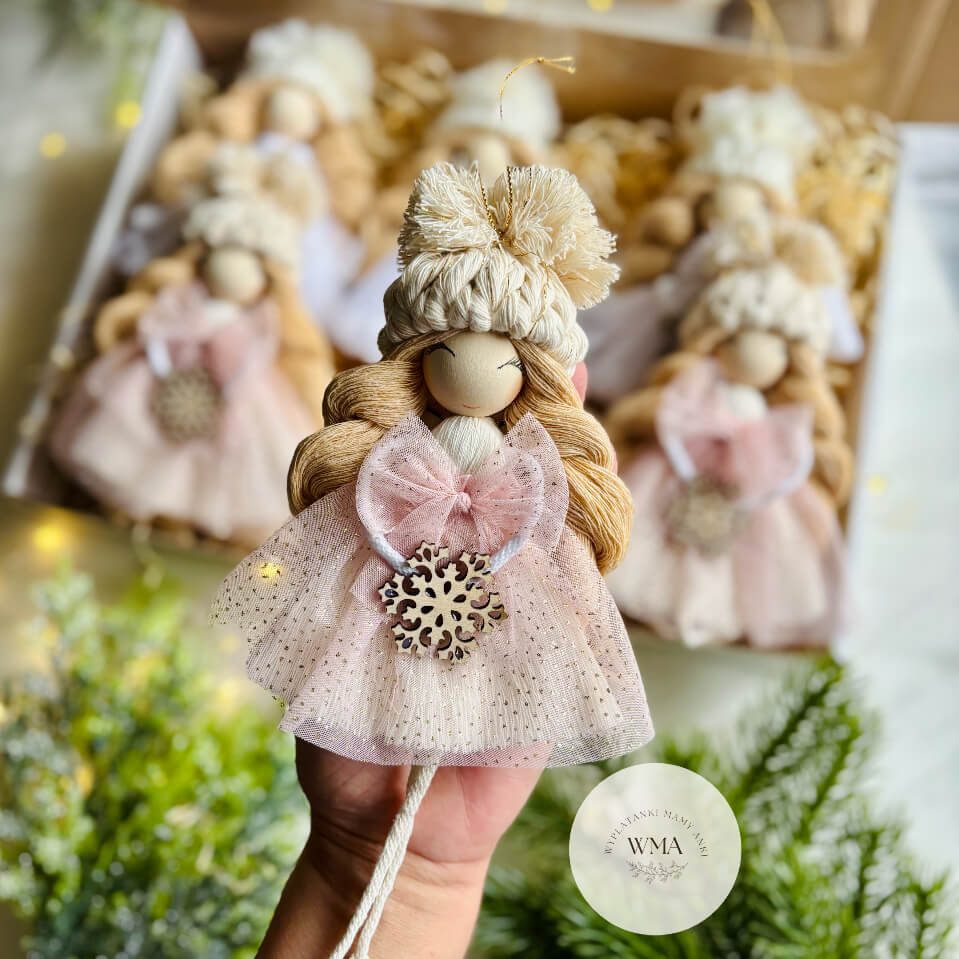 aniolek-swiateczny-zawieszka-rozowa-sukienka-sniezyna-czapka-pompon Aniołek świąteczny zawieszka w różowej brokatowej sukience z drewnianą śnieżynką i czapką z pomponem, ozdoba bożonarodzeniowa WMA