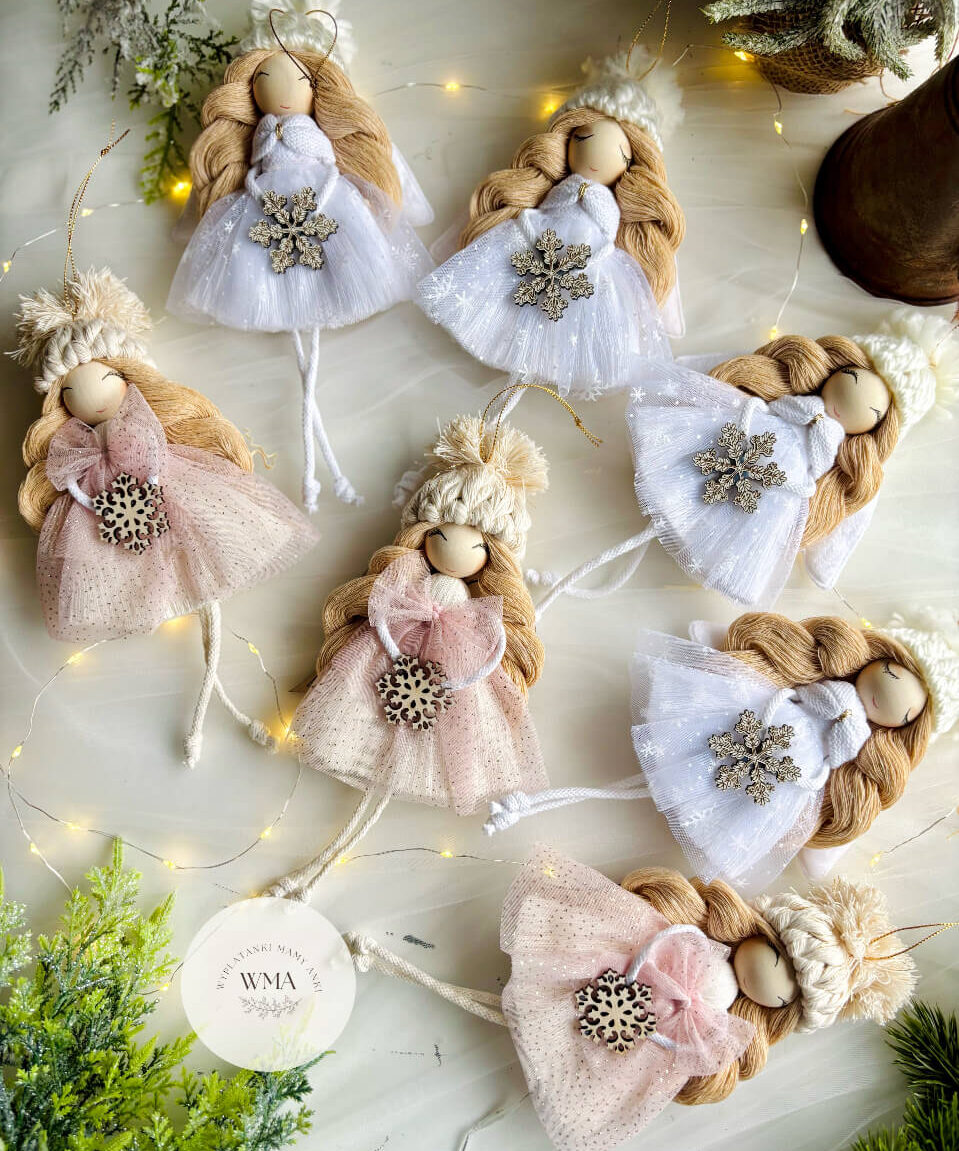 Zestaw aniołków świątecznych w różowych i białych sukienkach z drewnianymi śnieżynkami – ozdoby choinkowe handmade WMA