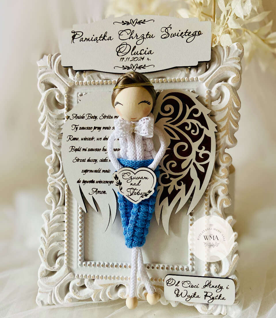Pamiątka Chrztu Świętego Olusi – aniołek chłopiec w niebieskich spodniach z modlitwą na skrzydłach w ozdobnej białej ramce vintage