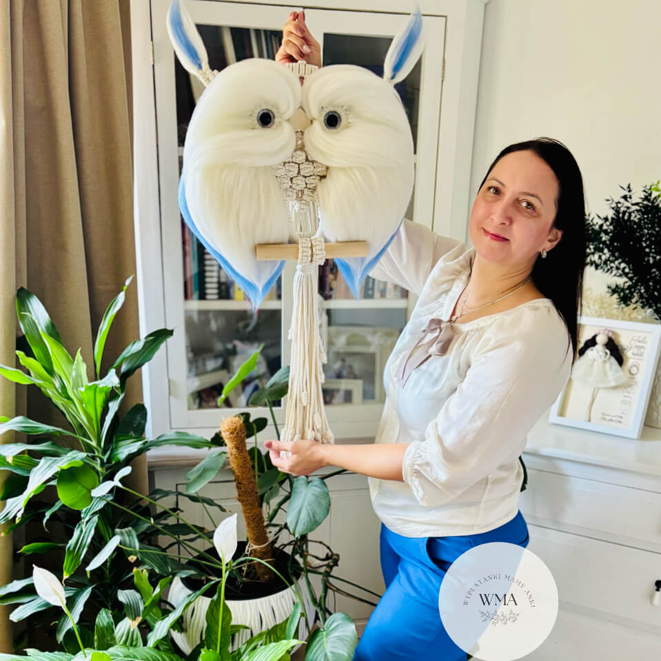 Duża biała sowa z makramy z niebieskimi akcentami i frędzlami - imponująca handmade dekoracja ścienna do salonu WMA