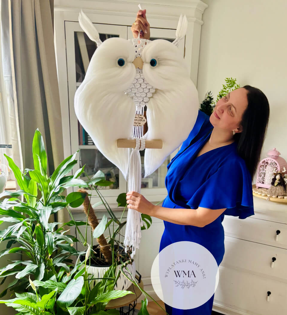 Biała mega sowa z makramy z niebieskimi oczami i personalizowaną drewnianą tabliczką - wyjątkowy handmade prezent ślubny WMA
