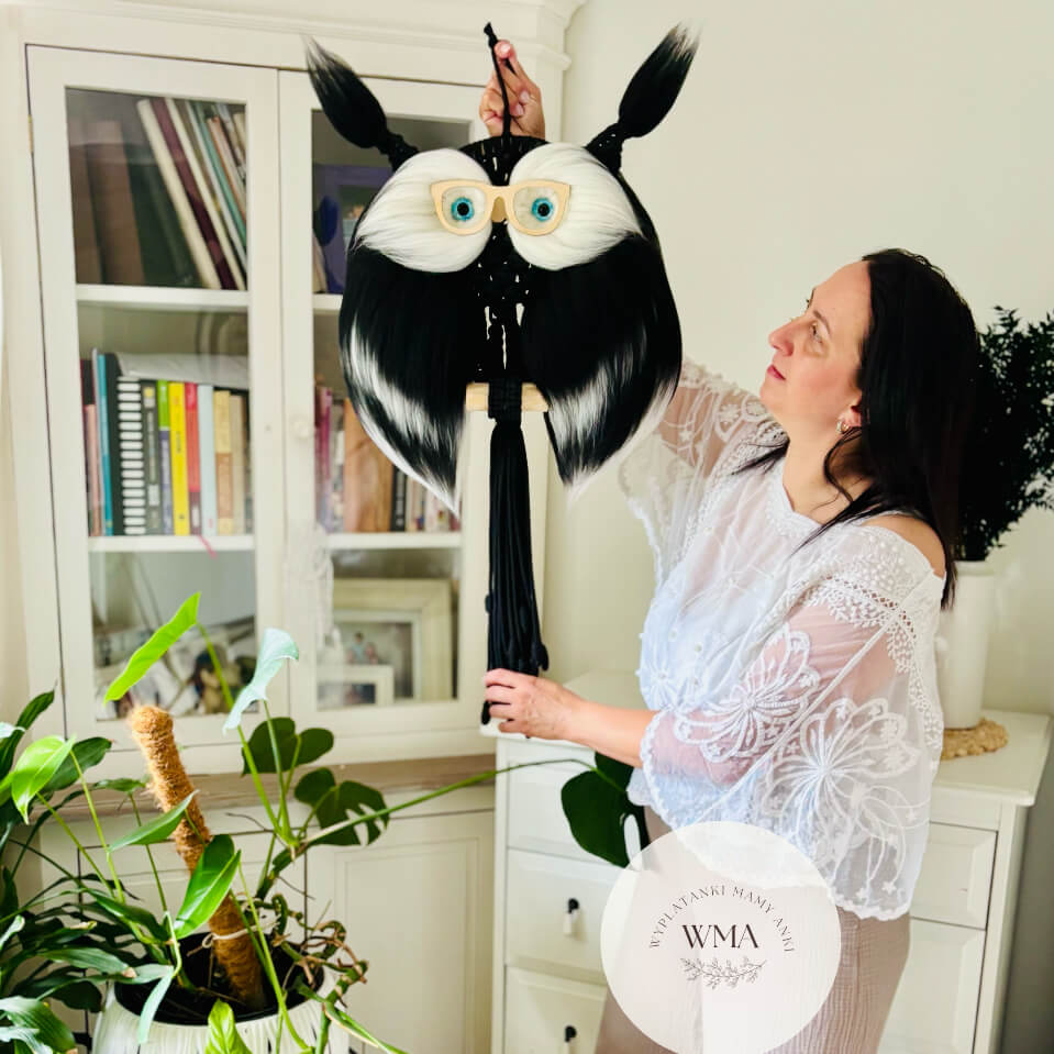 Duża czarno-biała sowa z makramy w drewnianych okularach - efektowna handmade dekoracja ścienna do salonu WMA
