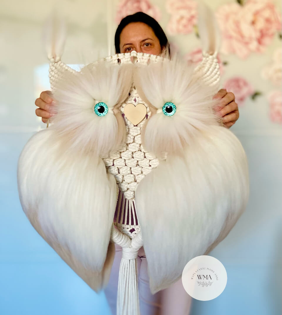 Ogromna kremowa sowa z makramy z turkusowymi oczami i drewnianym sercem - unikalna handmade dekoracja ścienna WMA