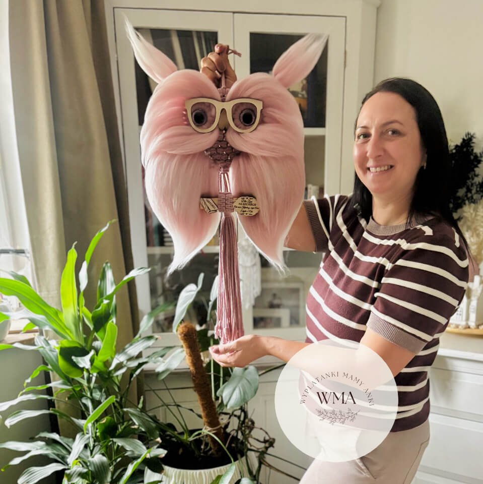 sowa-makrama-rozowa-mega-okulary-personalizowana-dekoracja-scienna Duża różowa sowa z makramy w drewnianych okularach z personalizowaną tabliczką - wyjątkowa handmade dekoracja ścienna WMA