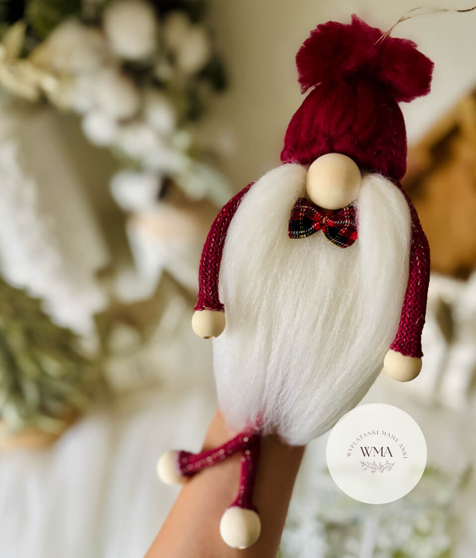 Świąteczny skrzat zawieszka w bordowej czapce z pomponem i kokardką w kratę – ozdoba bożonarodzeniowa handmade WMA